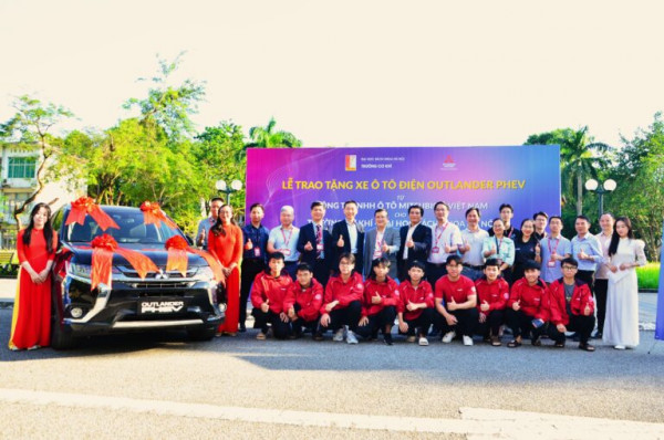 [SME] TRƯỜNG CƠ KHÍ TIẾP NHẬN Ô TÔ OUTLANDER PHEV TỪ CÔNG TY TNHH Ô TÔ MITSUBISHI VIỆT NAM