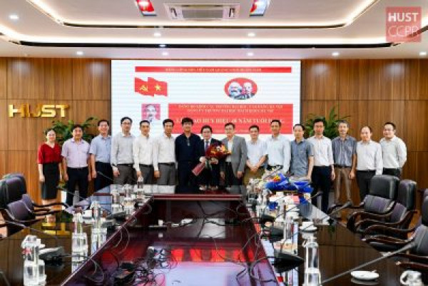 LỄ TRAO TẶNG HUY HIỆU 40 NĂM TUỔI ĐẢNG CHO ĐẢNG VIÊN ƯU TÚ