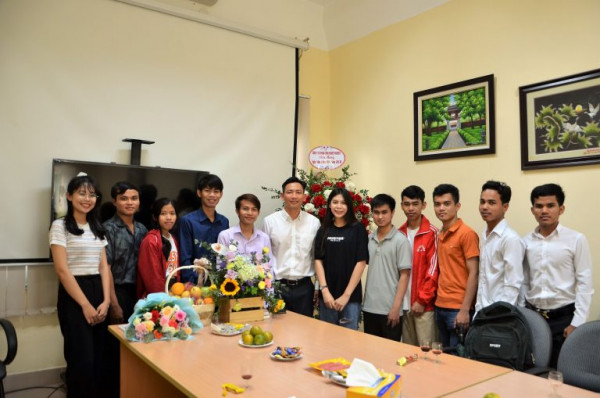 SINH VIÊN QUỐC TẾ CHÚC MỪNG THẦY CÔ TRƯỜNG CƠ KHÍ NGÀY NHÀ GIÁO VIỆT NAM 20-11