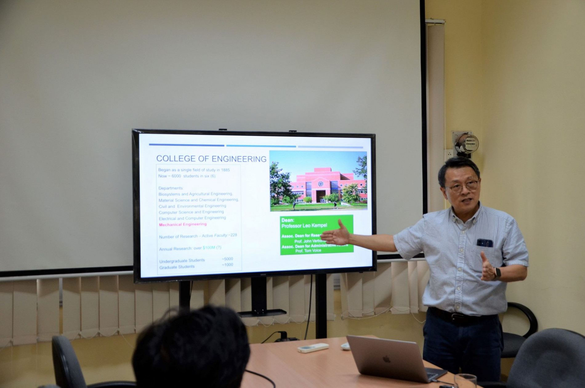 DSC 0028aa 2048x1356