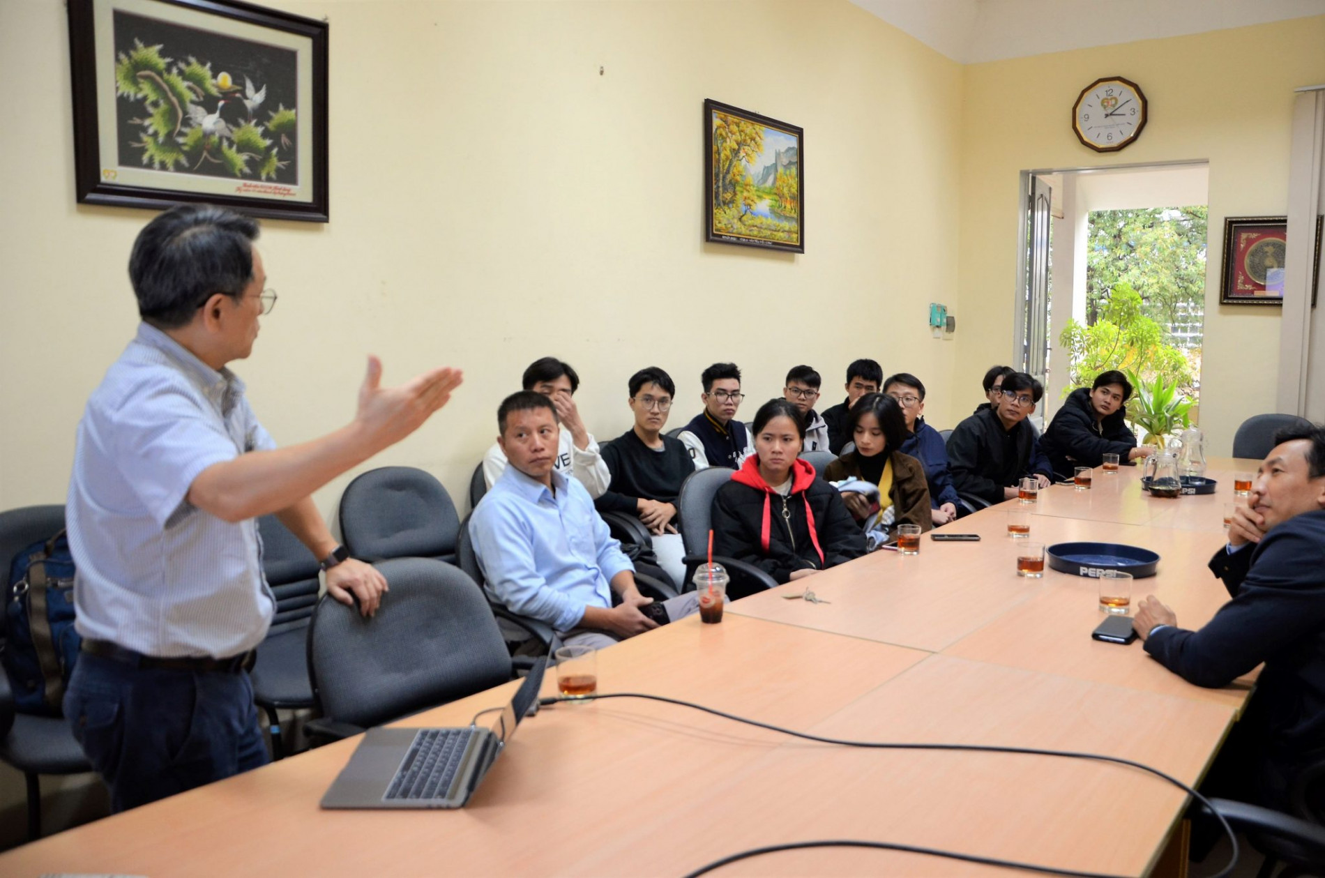 DSC 0064aa 2048x1356