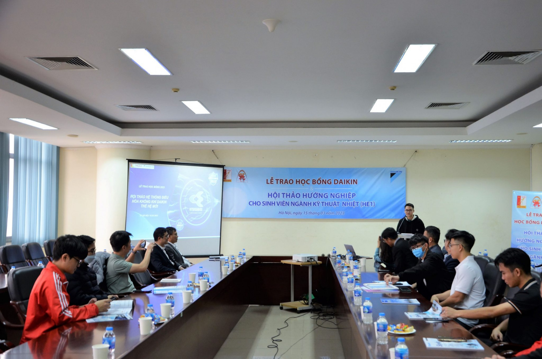 DSC 0115aa 2048x1356