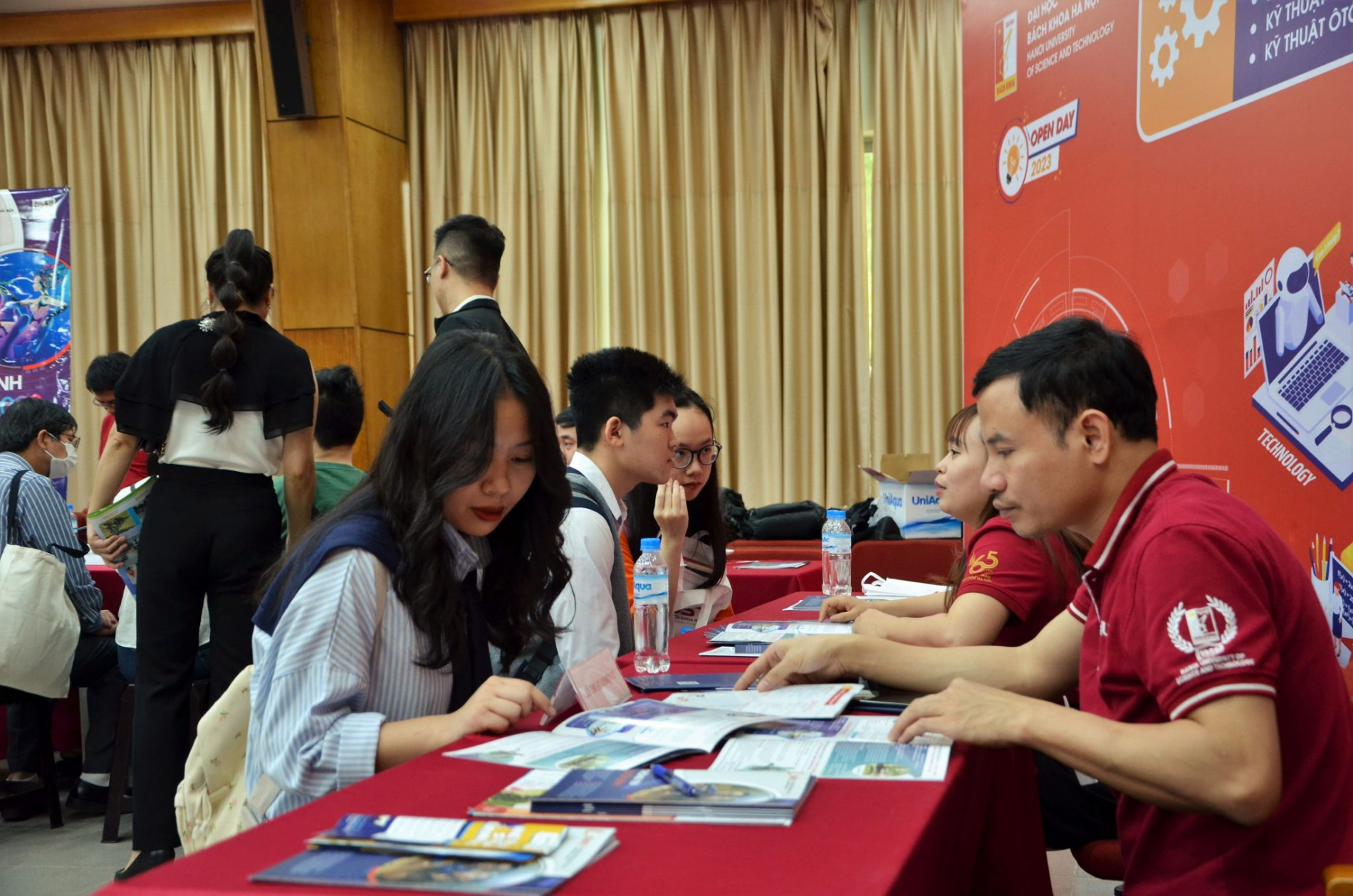 DSC 0302aa 2048x1356