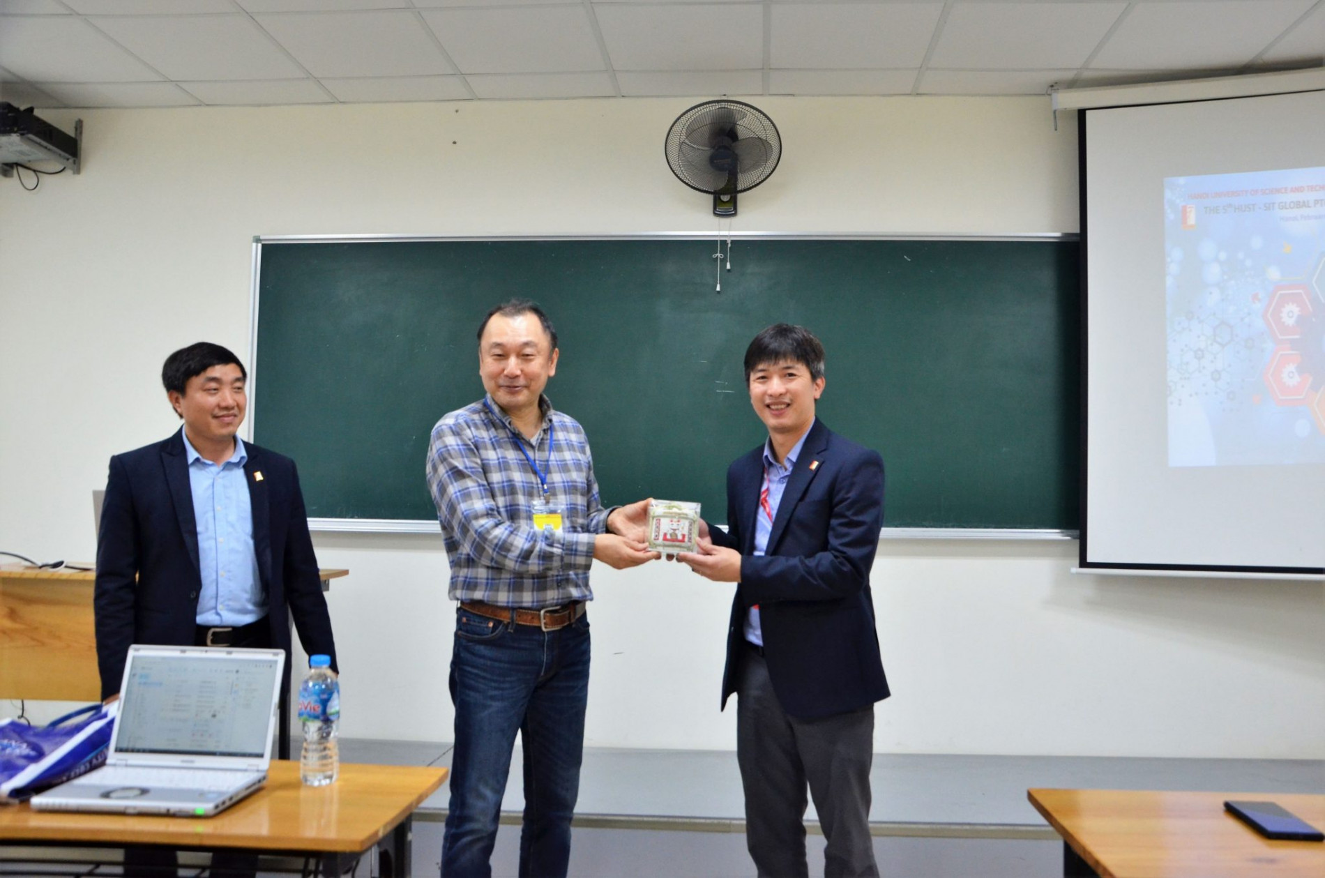 DSC 0329ab 2048x1356