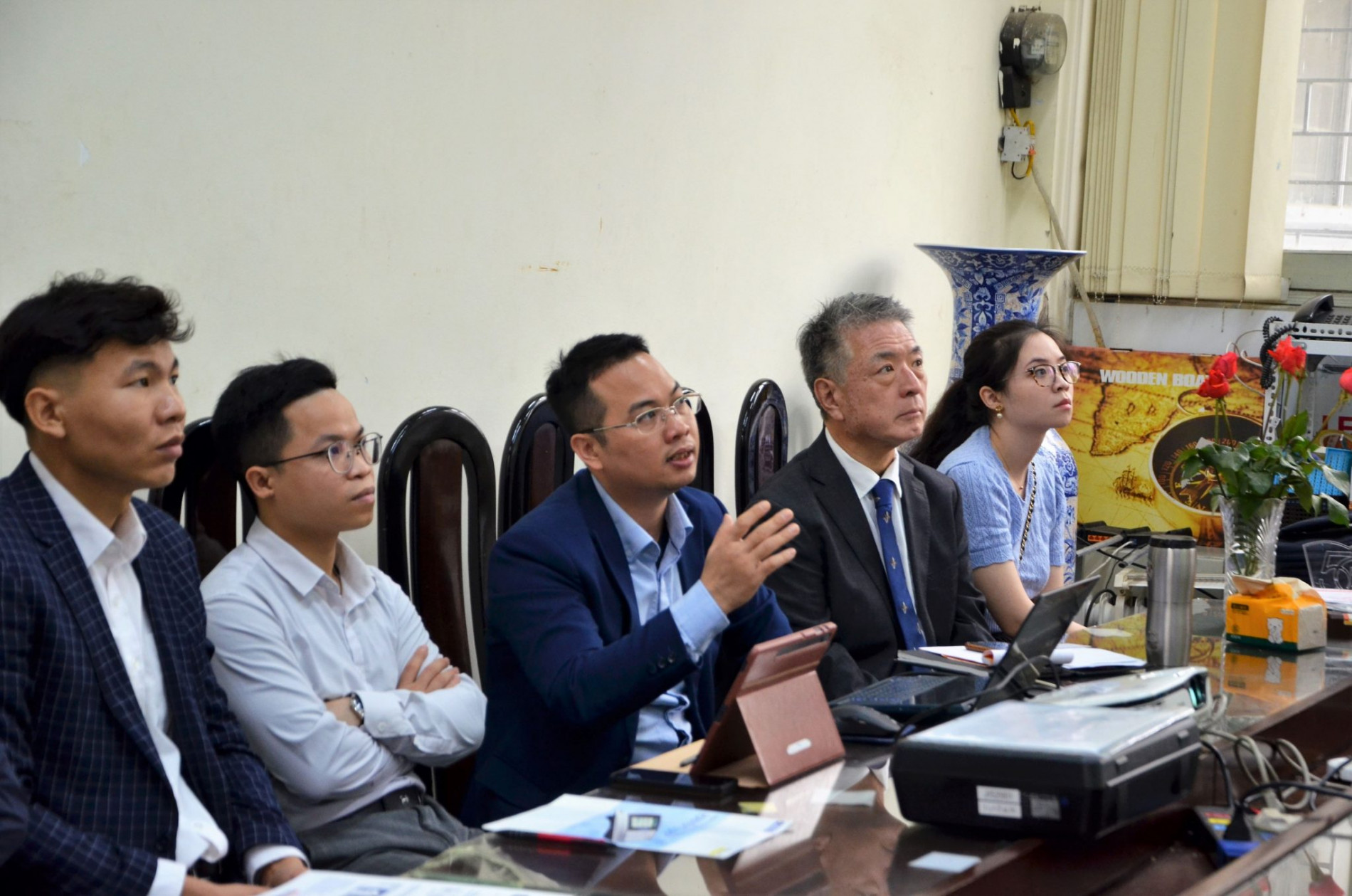 DSC 0411aa 2048x1356