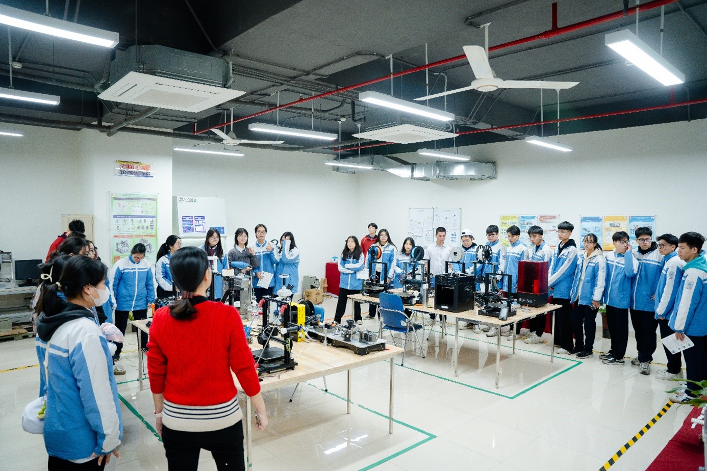 hoc sinh trai nghiem Labtour 3