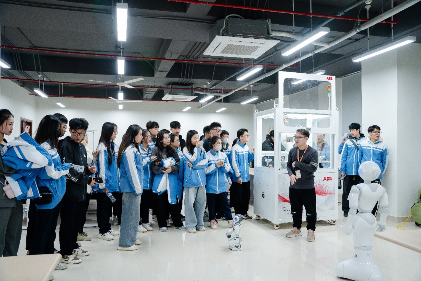 hoc sinh trai nghiem Labtour 5