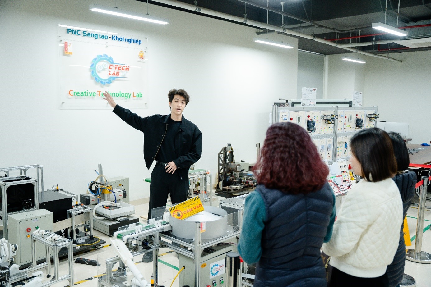 Phu huynh va giao vien trai nghiem Labtour