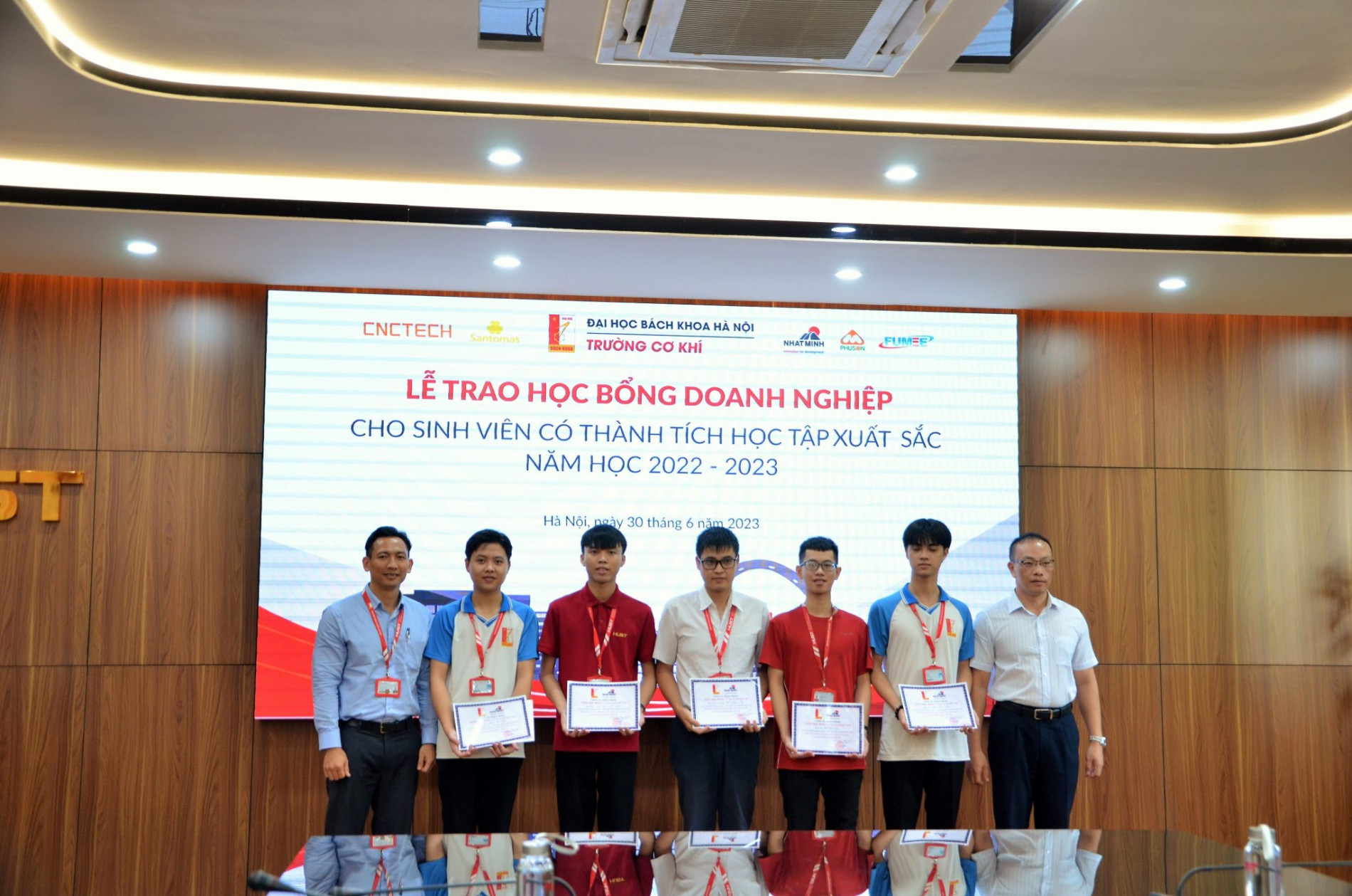 DSC 0165aa 2048x1356