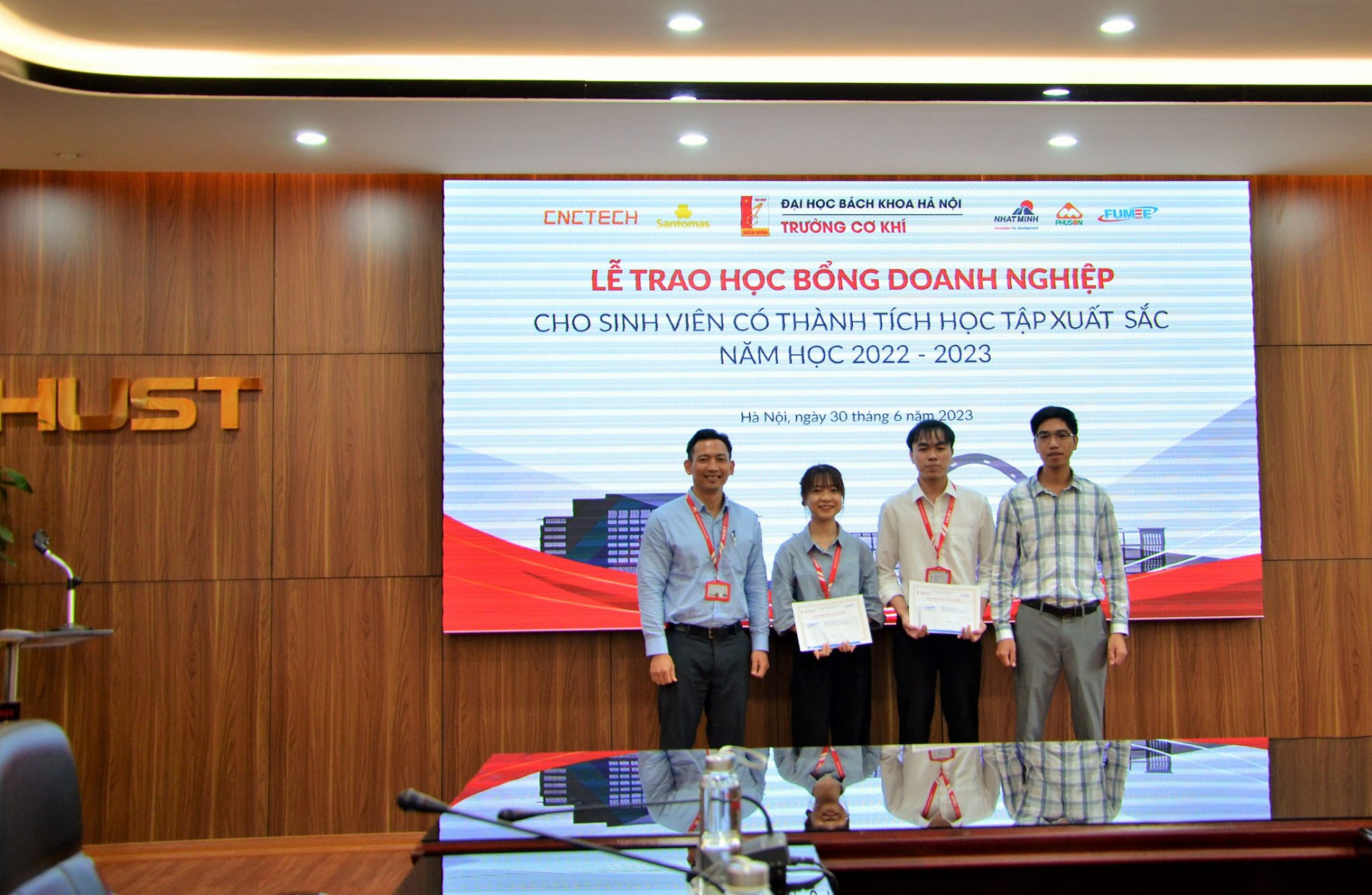 DSC 0185aa 2048x1336