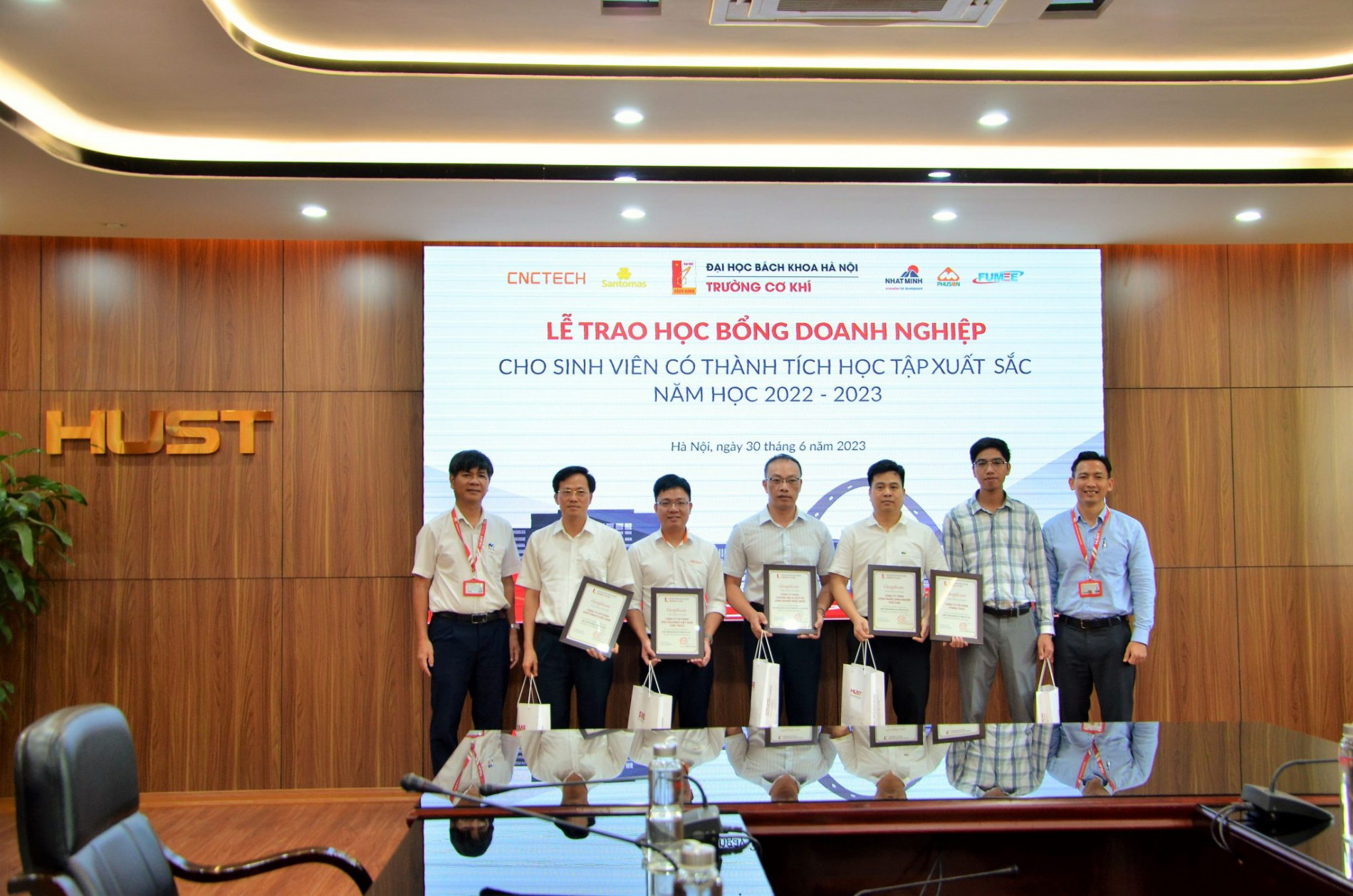 DSC 0196aa 2048x1356